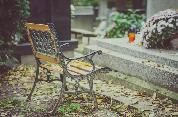 Leere Bank auf dem Friedhof — Stockfoto