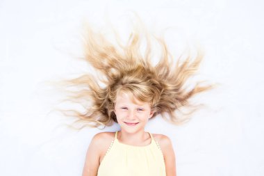 güneş kopya alanı şeklinde büyüleyici gülümseyen genç çocuk uzun sarı saç