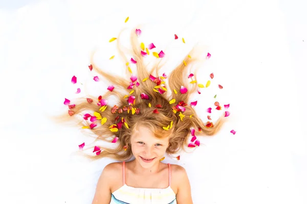 Charmigt leende litet barn med blommig utsmyckning frisyr kopiera utrymme — Stockfoto