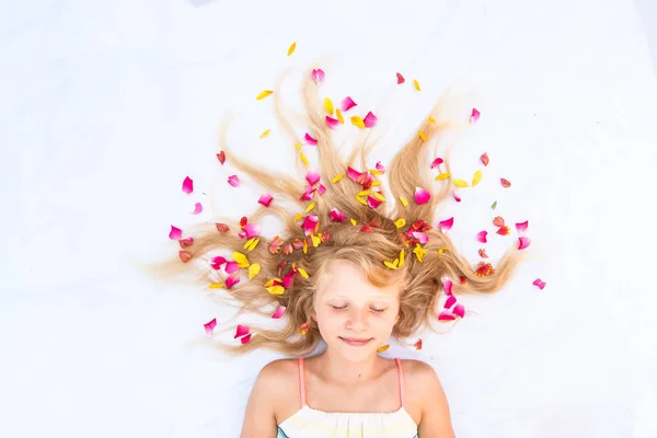 Очаровательный маленький ребенок с закрытыми глазами расслабляющий с цветочным украшением прическа копировать пространство — стоковое фото