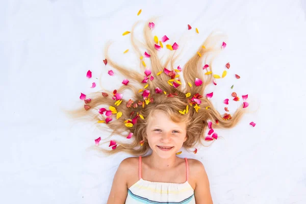 Charmigt leende litet barn med blommig utsmyckning frisyr kopiera utrymme — Stockfoto