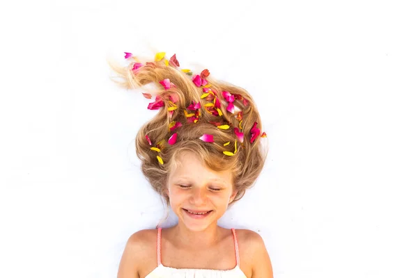 Adorável sorrindo criança com adorno floral penteado espaço cópia olhos fechados — Fotografia de Stock