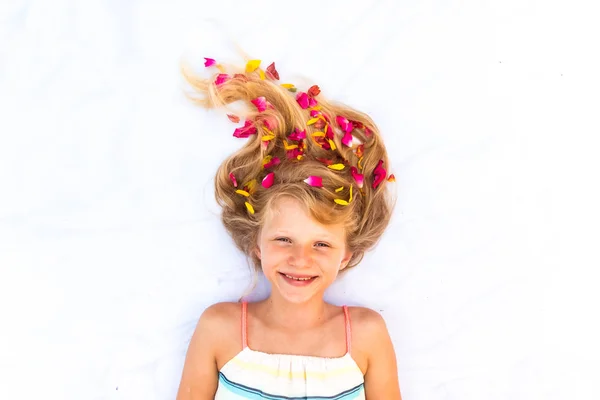 Encantadora criança sorrindo com adorno floral espaço penteado cópia — Fotografia de Stock