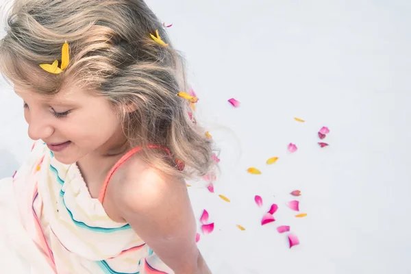 Очаровательный улыбающийся маленький ребенок с цветочным украшением волос копировать пространство — стоковое фото