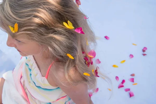 Encantador niño sonriente con adorno floral peinado copia espacio — Foto de Stock
