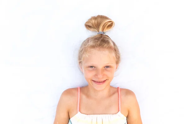 Encantadora criança sorridente com espaço de cópia de pão loiro — Fotografia de Stock