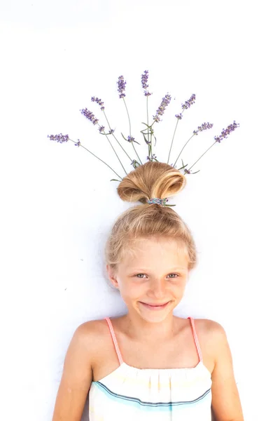 Encantadora criança sorridente com espaço de cópia de corte de cabelo loiro — Fotografia de Stock