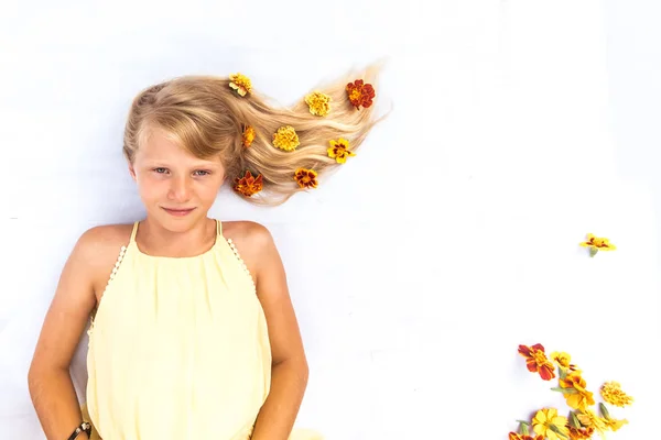 Adorable niño sonriente con cabello rubio largo sano y fuerte en forma de ola adornada con espacio de copia de diadema floral — Foto de Stock