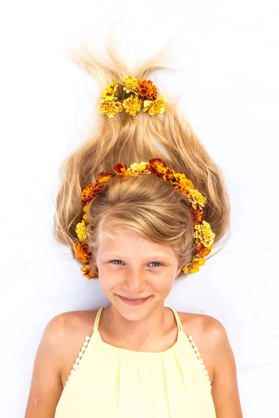 Adorable niño sonriente con cabello rubio largo sano y fuerte en forma de hoguera adornada con espacio de copia de diadema floral — Foto de Stock