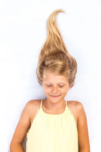 Adorable niño dormido con cabello rubio largo sano y fuerte en forma de púa de hoguera —  Fotos de Stock