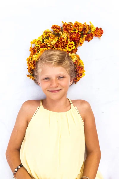 Affascinante bambino sorridente con capelli biondi lunghi sani e forti a forma di onda con disposizione floreale — Foto Stock