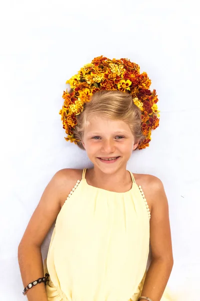 Stylish bright yellow and orange marigold headband — Stockfoto