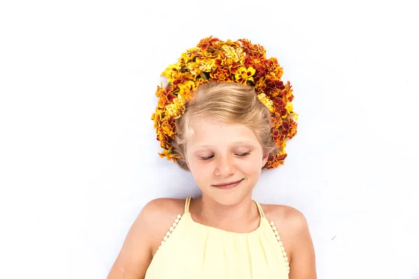 Encantadora criança sorridente com cabelo adornado com headband floral — Fotografia de Stock