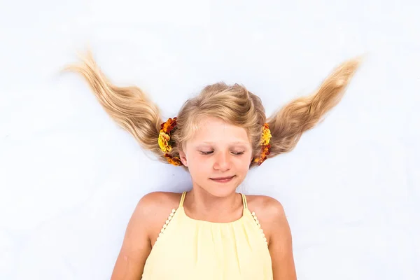 Смешная прическа из длинных светлых волос — стоковое фото