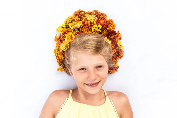 Okouzlující usměvavé dítě s vlasy zdobené květinovou čelenkou — Stock fotografie