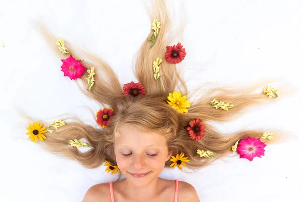 Söt barn med lång blond hår stiliserad med blommig dekoration, skjuten ur fågelperspektiv — Stockfoto