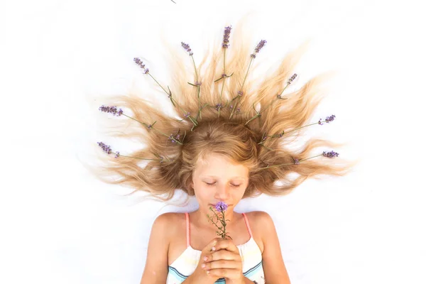 Söt barn med lång blond hår stiliserad med lavendel dekoration, skjuten från fåglar perspektiv — Stockfoto