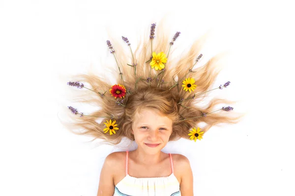 Criança bonito com cabelo loiro longo estilizado com lavanda e gerbera decoração floral, tiro a partir da perspectiva pássaros — Fotografia de Stock