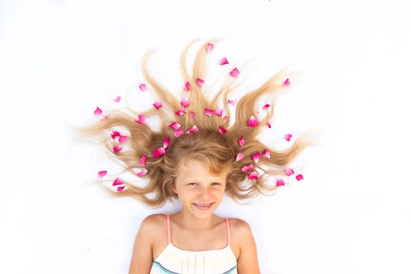 Affascinante sorridente bambino con ornamento floreale acconciatura copia spazio — Foto Stock