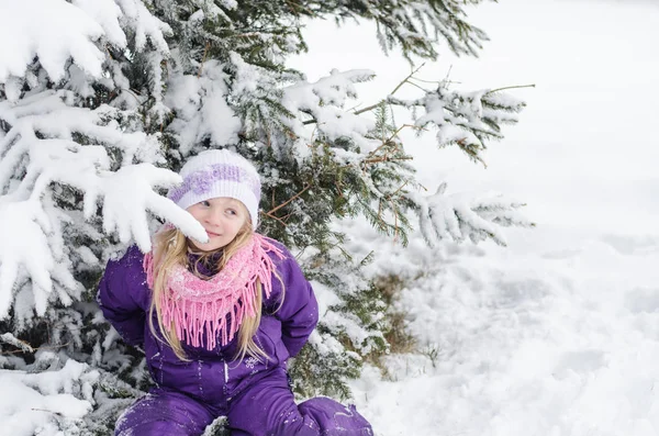 Urocze dziecko w zimie natura — Zdjęcie stockowe