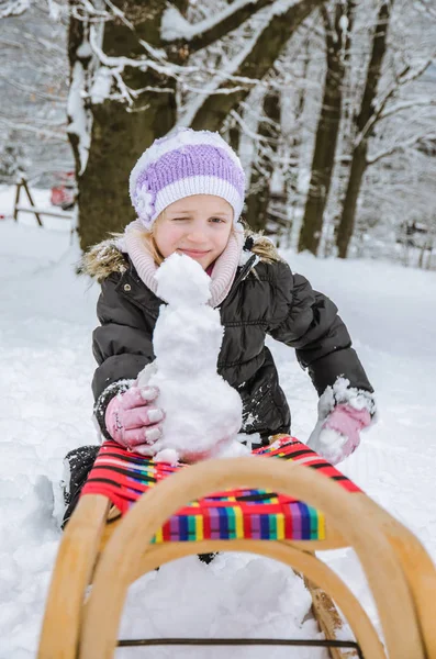 Glad vintertid med mycket snö och lite snögubbe — Stockfoto