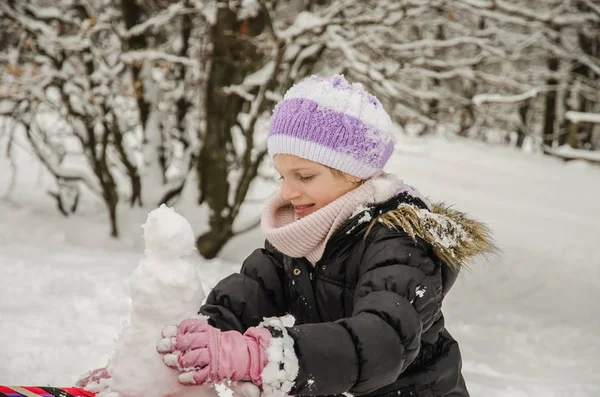 Glad vintertid med mycket snö och lite snögubbe — Stockfoto