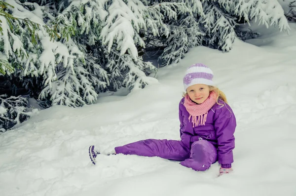 Charmigt barn i vinternaturen — Stockfoto