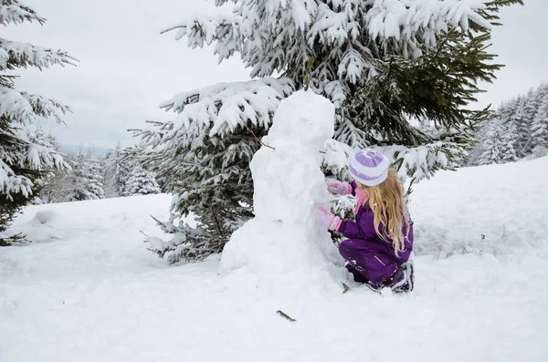 Bulding un muñeco de nieve — Foto de Stock