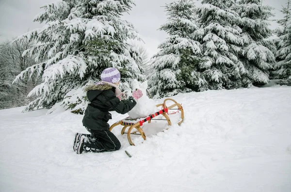 Щасливий зимовий час з великою кількістю снігу і маленьким сніговиком — стокове фото