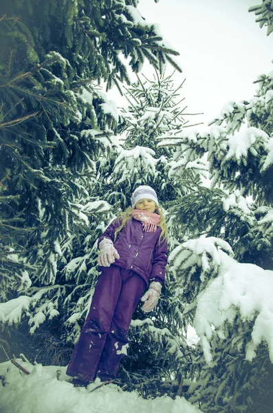 Charmigt barn i vinternaturen — Stockfoto