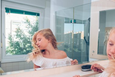 Çekici sarışın kız aynanın önünde