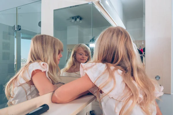 Reflexão tripla da criança no espelho — Fotografia de Stock