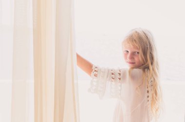 Balkonda uzun sarı saçlı, gizemli prenses.