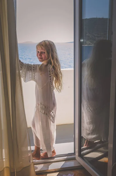 Mystisk prinsesse med langt blondt hår på balkongen med utsikt til havet – stockfoto