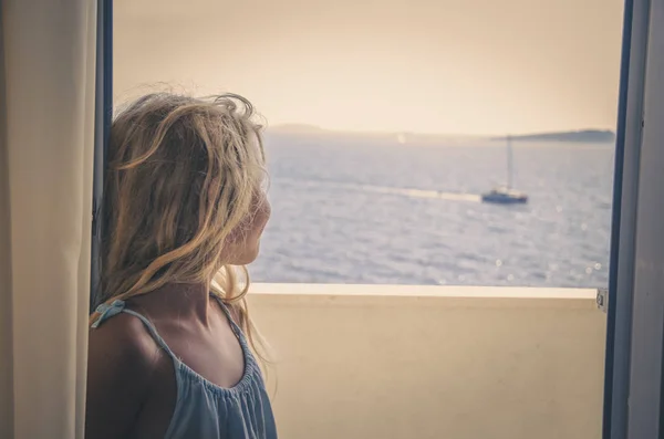 Adorável menina com longo cabelo loiro retrato observando barcos flutuando no mar azul croata — Fotografia de Stock