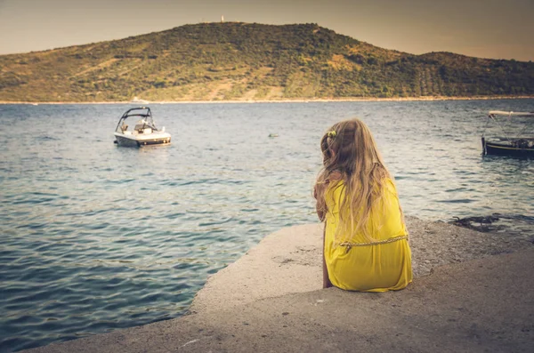 Litet sorgligt barn vid havet — Stockfoto