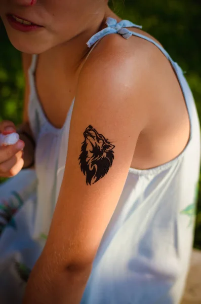 Tattoo of wolf on the shoulder — Stock Photo, Image