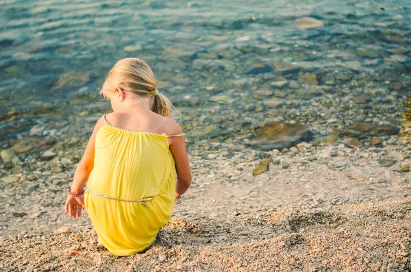 Zabawa kamykiem w kamienistej plaży nad morzem — Zdjęcie stockowe