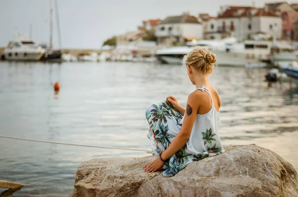 Branco loira menina olhando para o mar a partir da costa — Fotografia de Stock