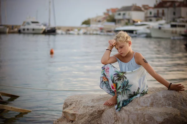Kaukázusi szőke lány egyedül és szomorú a tenger partján — Stock Fotó