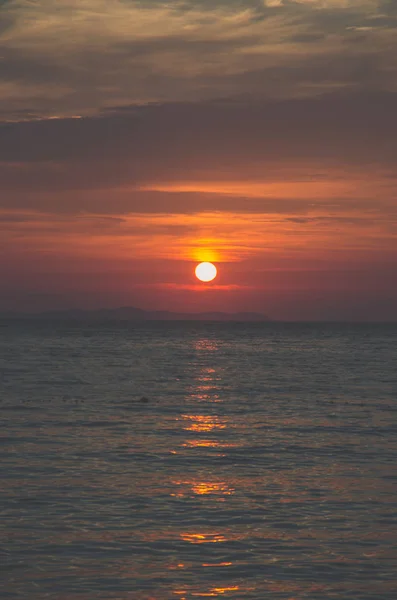 Mat mavi turuncu gün batımı deniz kenarında — Stok fotoğraf