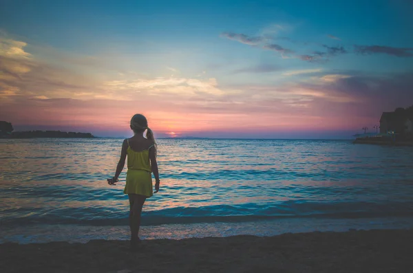子供や海やカラフルなピンクブルーの夕日 — ストック写真