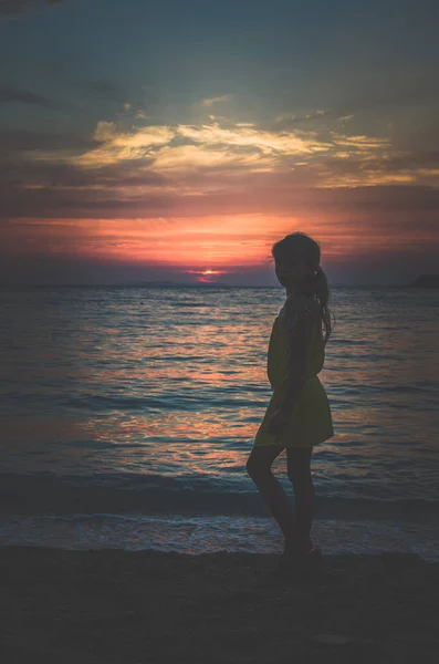 子供や海やカラフルなピンクブルーの夕日 — ストック写真