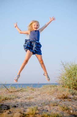 Mutlu enerjik çocuk yaz tatilinde deniz kenarında eğleniyor.