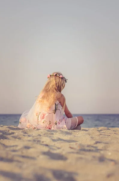 Adorável Menina Branca Princesa Com Longos Cabelos Loiros Junto Mar — Fotografia de Stock