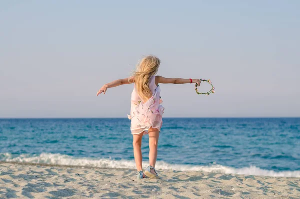 Adorable Niño Con Pelo Largo Rubio Vestido Romántico Bailando Solo —  Fotos de Stock