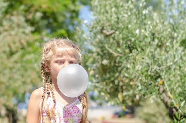 Schattig Meisje Met Blond Haar Hebben Plezier Met Kauwgom — Stockfoto