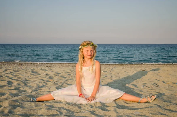 Bedårande Kaukasiska Flicka Med Långt Blont Hår Vid Havet Sitter — Stockfoto
