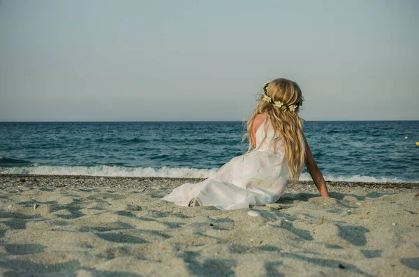 Bedårande Kaukasiska Flicka Med Långt Blont Hår Vid Havet Sitter — Stockfoto