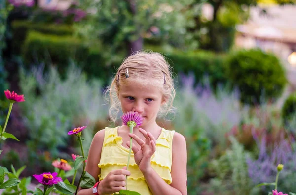 Romantisches Kind Mit Rosa Blumen Porträt — Stockfoto